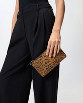Bolso bandolera pequeño de ante con estampado de leopardo - | Pinko