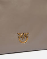 Δερμάτινη τσάντα ώμου μεσαίου μεγέθους Slouchy Bag με κάθετο σχήμα - | Pinko