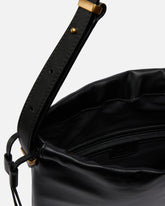 Δερμάτινη τσάντα ώμου μεσαίου μεγέθους Slouchy Bag με κάθετο σχήμα - | Pinko