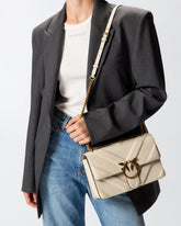 Borsa a tracolla media Love Bag in pelle bottalata con disegno a V e logo - Bianco | Pinko