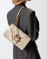 Borsa a tracolla media Love Bag in pelle bottalata con disegno a V e logo - Bianco | Pinko