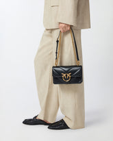 Μικρή τσάντα Love Bag από καπιτονέ nappa με σχέδιο ζιγκ-ζαγκ και λουρί - | Pinko