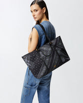 Borsa shopper maxi doppio manico con stampa bandana - | Pinko