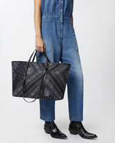 Borsa shopper maxi doppio manico con stampa bandana - | Pinko