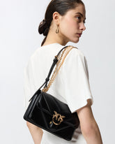 Τσάντα ώμου Mini Love Bag One από δέρμα και nappa με σχέδιο ζιγκ-ζαγκ και τριπλή αλυσίδα - Μαύρο | Pinko