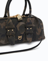 Petit sac à main Escape Bag Horizontal en daim avec imprimé camouflage - Vert militaire | Pinko