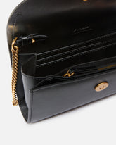 Skórzany portfel z napisami z logo PINKO i paskiem na ramię - | Pinko