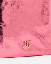 Borsa a mano secchiello piatto pelle laminata con tracollina - | Pinko