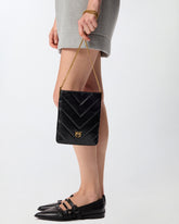 Bolsito plano de hombro pequeño de piel con motivo chevrón - | Pinko