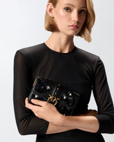 Borsa a spalla Baby Love Bag Slouchy in pelle con fiori gioiello - | Pinko