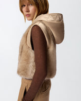 Gilet rembourré en fourrure synthétique à capuche - | Pinko