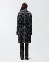 Manteau effet fourrure avec ceinture et logo all-over - | Pinko