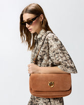 Mittlere Umhängetasche Love Bag Click Soft Horizontal Handle aus Veloursleder - | Pinko
