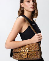 Borsa a spalla media Love Bag One Slouchy in suede leopardato - | Pinko