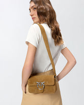 Borsa a spalla piccola Mini Love Bag One Slouchy in suede con intarsi - Beige | Pinko