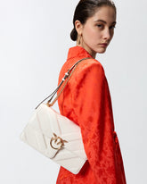 Borsa a spalla media Love Bag One in pelle e nappa chevron con tripla catena - Bianco | Pinko