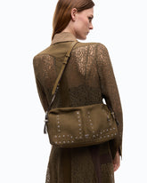 Bolso de hombro mediano Keeper Bag de ante con parches y tachuelas - Marrón | Pinko