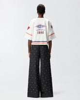 T-Shirt in Cropped-Länge mit V-Ausschnitt und Aufnähern mit Logo - Weiß | Pinko