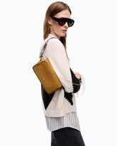 Borsa bauletto a tracolla mini in suede effetto spray - | Pinko