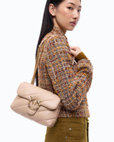 Sac à bandoulière Mini Love Bag Puff en cuir nappa matelassé avec boucle bijou - Beige | Pinko