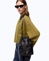 Borsa a tracolla Bucket Mini in pelle con borchie gioiello - Nero | Pinko