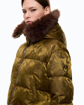 Piumino corto in raso tecnico camouflage - Verde | Pinko