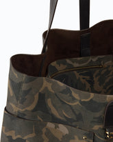 Cabas clouté en daim à imprimé camouflage - Vert militaire | Pinko