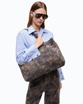 Cabas clouté en daim à imprimé camouflage - Vert militaire | Pinko