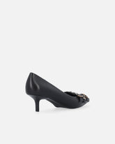 Décolleté basse in pelle con cinturini e borchie - | Pinko