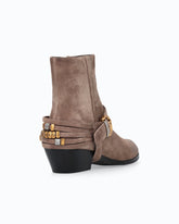 Stivaletti alla caviglia in suede con cinturini e tacco texano - Marrone | Pinko