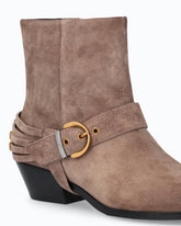 Stivaletti alla caviglia in suede con cinturini e tacco texano - Marrone | Pinko