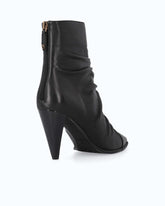 Stivaletto in nappa con tacco alto e punta affusolata - Nero | Pinko