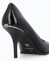 Décolleté in pelle con logo sul tacco - Nero | Pinko