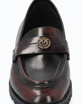 Mocasín de piel con logo y suela track - Burdeos | Pinko