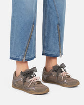 Sneakers con lacci doppi e applicazioni - Marrone | Pinko