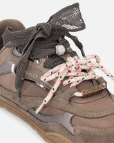 Sneakers con lacci doppi e applicazioni - Marrone | Pinko