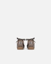 Sneakers con lacci doppi e applicazioni - Marrone | Pinko