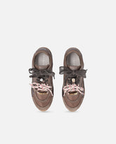 Sneakers con lacci doppi e applicazioni - Marrone | Pinko