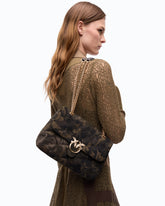 Bolso bandolera mediano Love Bag Puff de ante con estampado de camuflaje y hebilla tipo joya - Verde militar | Pinko