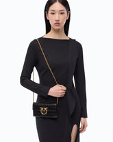 Petit portefeuille à bandoulière Love Bag One Wallet en cuir à pois embossé crocodile - Noir | Pinko