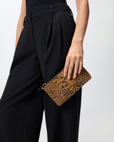 Bustina piccola a tracolla in suede leopardato -  | Pinko