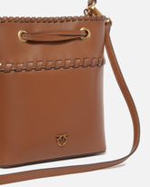 Borsa piccola a secchiello in pelle con infilature -  | Pinko