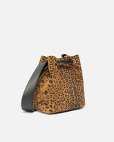 Borsa secchiello a tracolla piccola in suede leopardato -  | Pinko
