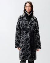 Cappotto effetto pelliccia con cintura e logo all over -  | Pinko