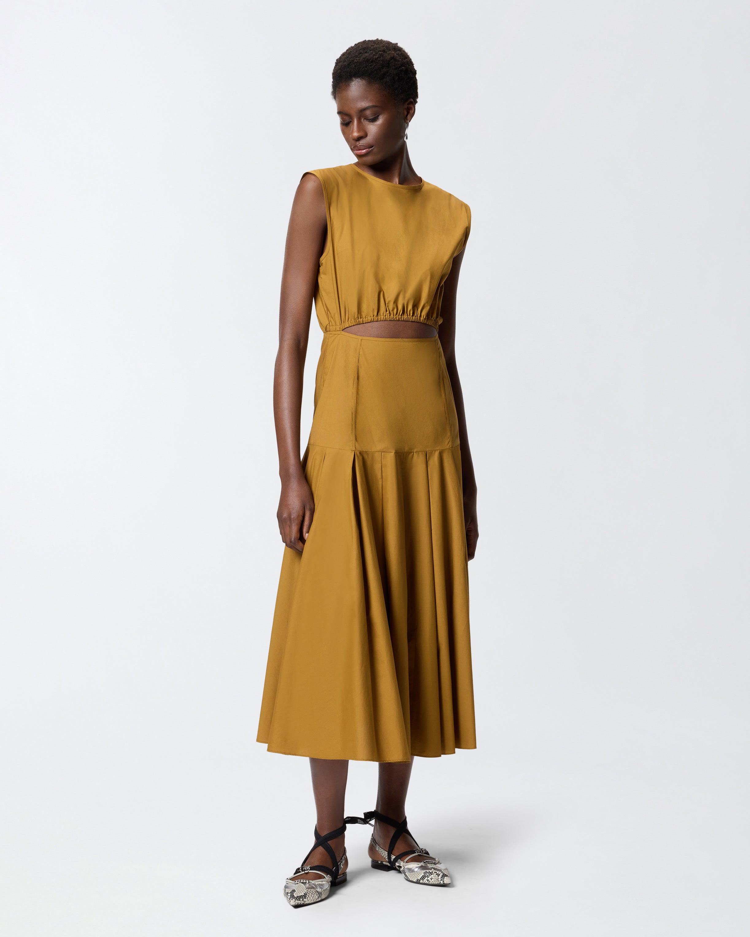 Sleeveless midi dress with pleats and cut-out