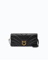 Średniej wielkości kopertówka na długim pasku Love Bag Click Horizontal z pikowanej nappy - Czarny | Pinko