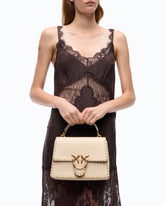 Δερμάτινη τσάντα χειρός μεσαίου μεγέθους Love Bag One Top Handle Light με μικρά τρουκς -  | Pinko