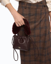 Borsa secchiello a spalla in nappa con doppia tracolla - Rosso Scuro | Pinko