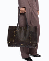 Borsa shopper in pelle cloud con patch e borchie - Rosso Scuro | Pinko