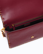 Borsa a tracolla media Love One Slouchy in pelle con borchie - Bordeaux | Pinko